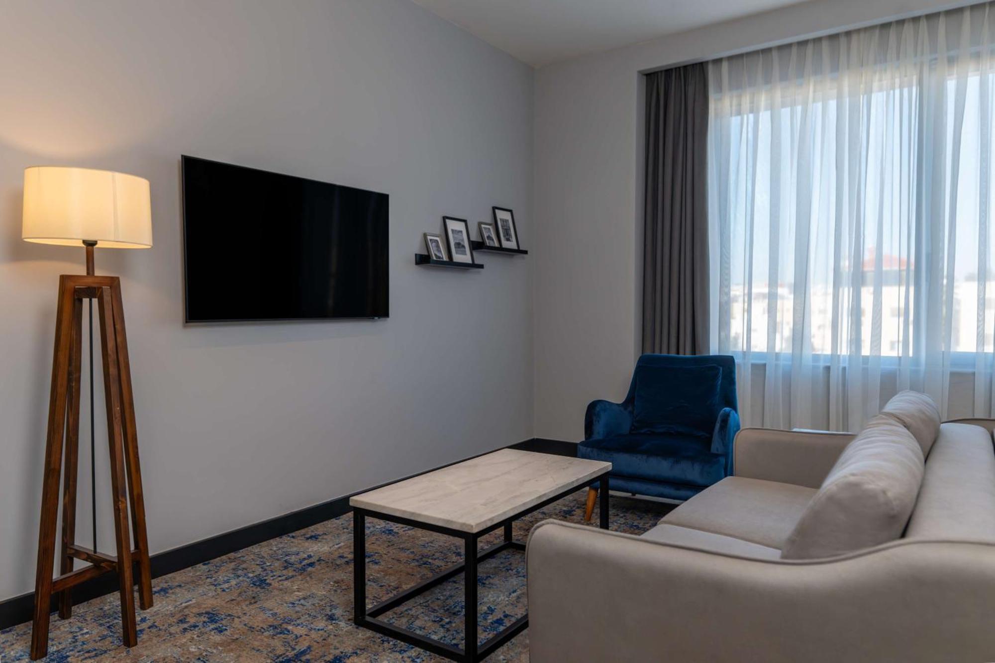 Radisson Blu Hotel, Amman Galleria Mall Exterior photo A living room at the hotel